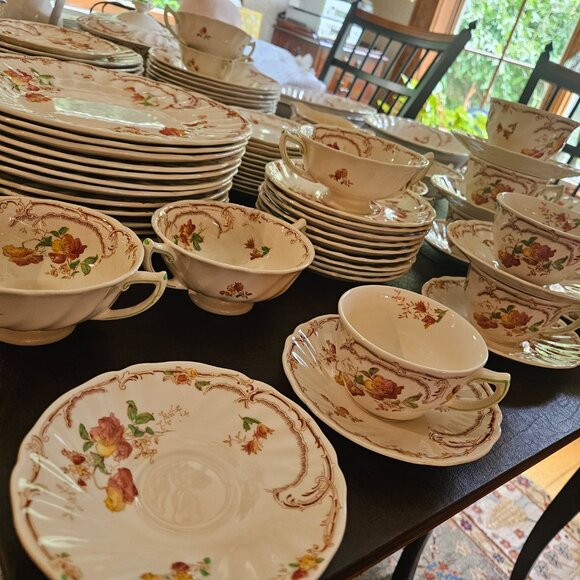 Royal Doulton Dinnerware Set of 60 pieces. Chiltern D6095. VGC.  Beautiful. - Picture 2 of 4